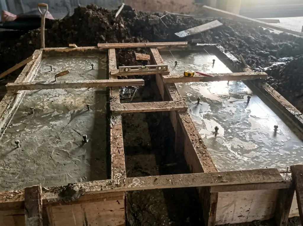 Beton basah di dalam bekisting pondasi